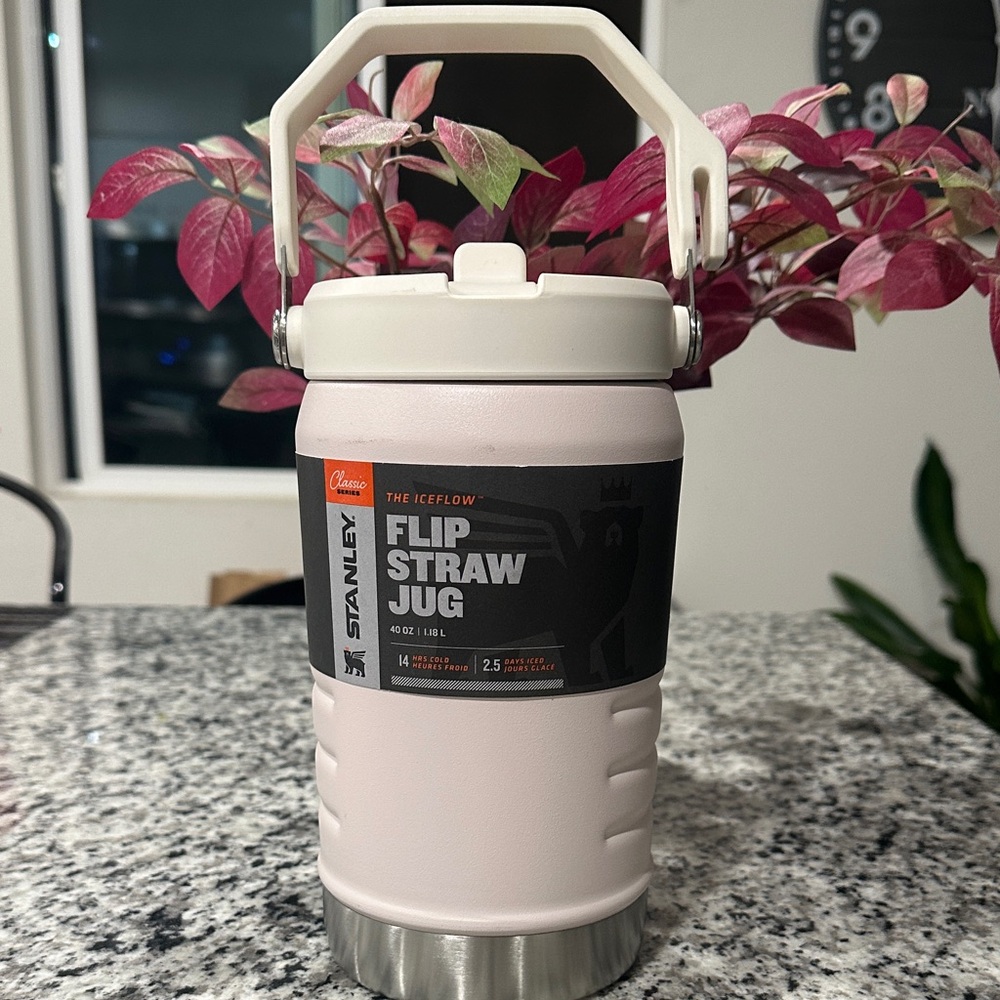 Stanley IceFlow Flip Straw Jug in Soft Pink